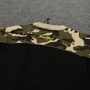 T-shirt à manches courtes camouflage streetwear unisexe avec broderie détaillée au dos.