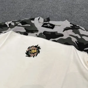 Vue rapprochée détaillée du t-shirt à manches courtes camouflage color-block, style streetwear.