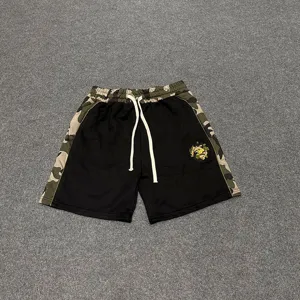 Shorts streetwear décontractés dotés d'empiècements camouflage et d'un cordon ajustable.