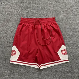 Rote Mesh-Sportshorts für Damen und Herren, elastischer Bund mit Kordelzug und Logo.