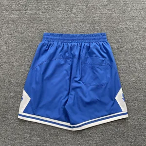Blau-weiße, farbblockierte Sportshorts mit elastischem Bund und lässigem Streetwear-Stil.