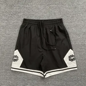 Schwarz-weisse Colorblock Sportshorts mit Kordelzug in modernem Streetwear Stil.