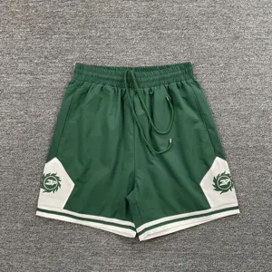 Grüne Farbblock Sportshorts mit elastischem Kordelzug und stilvollem Buchstabenprint.