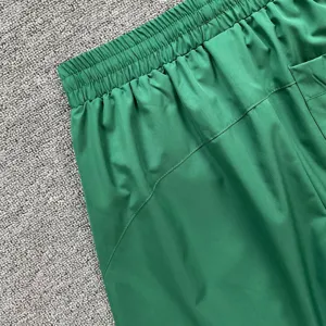 Nahaufnahme von grünen sportlichen Freizeithorts mit elastischem Bund und feinen Nähten.