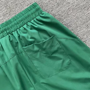 Detail der grünen Freizeitsportshorts mit elastischem Bund und Gesäßtaschendesign.