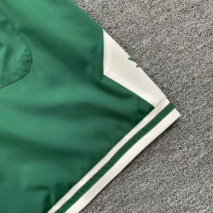 Gruene weisse Sportshorts mit Streifen saum, Laessige Streetwear Sommerhose.