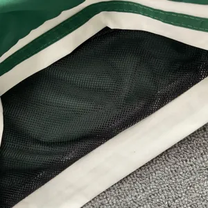 Komfortable atmungsaktive Mesh-Futter Sportshorts Detailansicht, Streetwear Stil.