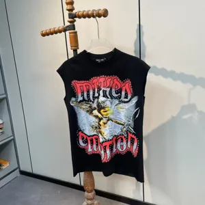 Λεπτομερής όψη των γραφικών Cupido με στρας σε αυτό το μοντέρνο αμάνικο μπλουζάκι streetwear.