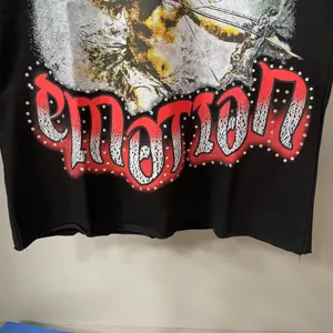 Λεπτομέρεια κοντινού πλάνου streetwear γιλέκου με γραφικό έρωτα και γυαλιστερά γράμματα στρασ.