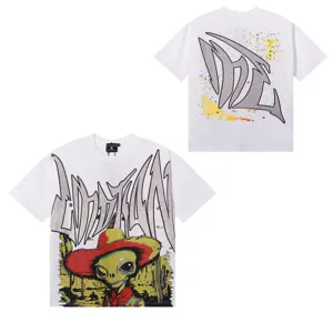 Λεπτομερής άποψη του λευκού streetwear t-shirt με λαμπερά στρας και εξωγήινα γραφικά.