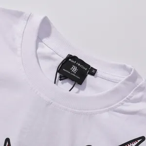 Κοντινή και λεπτομερής λήψη του λευκού t-shirt κολάρου με επώνυμη ετικέτα και στρας.