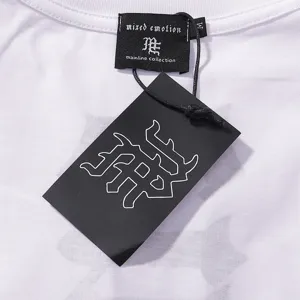 Λεπτομέρεια κοντινού πλάνου γιακά λευκού t-shirt με υφαντή ετικέτα μάρκας και χάρτινη ετικέτα.
