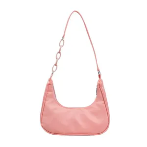 Sac a main epaule en nylon rose avec detail de chaine acrylique tendance pour femme.