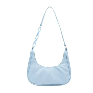 Sac à bandoulière en nylon bleu clair avec chaîne acrylique tendance pour femme.