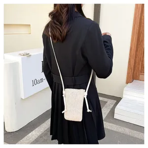 Petit sac bandoulière de téléphone en paille tissée minimaliste pour femmes, style chic.