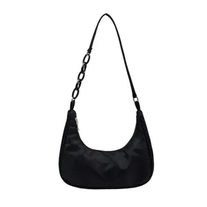 Sac porté épaule hobo en nylon noir pour femme, sac croissant tendance avec chaîne.
