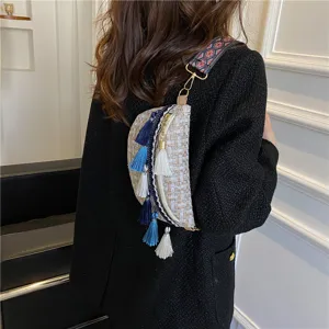 Modische gewebte Tweed Umhängetasche mit bunten Quasten und breitem Schultergurt.