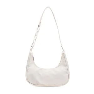 Vue detaillee de la sangle de sac hobo en nylon blanc avec maillon de chaine en acrylique.