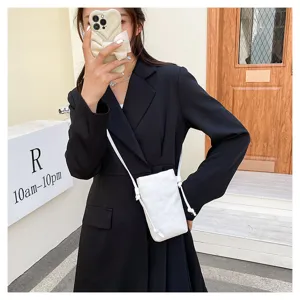 Sac bandoulière minimaliste pour téléphone femme élégant sac blanc tendance au quotidien.
