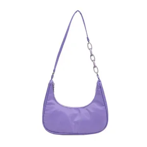 Élégant sac à épaule en nylon pour femme avec chaîne en acrylique, sac hobo violet.
