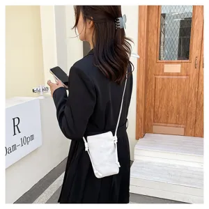 Élégant sac bandoulière blanc pour femme, design minimaliste tendance pour le quotidien et voyages.