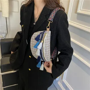 Vue détaillée du sac de selle en tweed tissé à franges vibrantes et large sangle ethnique.