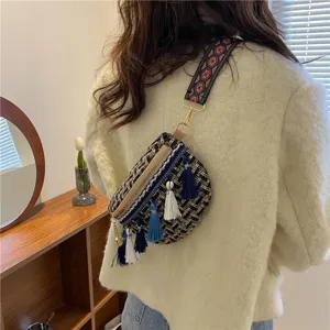 Detailansicht der gewebten Boho-Umhängetasche mit bunten Quasten und breitem Ethno-Gurt.