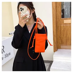 Sac bandoulière orange pour femme, sac de téléphone minimaliste élégant avec fine sangle.