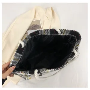 Detailansicht des karierten Winter-Tote-Bag-Innenraums mit Tweed-Stoff und schwarzem Futter.