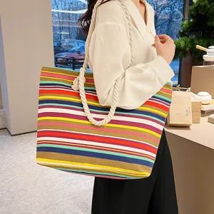 Bunte gestreifte Segeltuch Tragetasche für Damen, lässige Herbst Umhängetasche mit dicken Seilgriffen.
