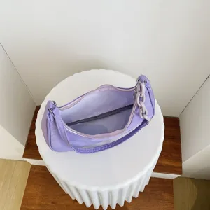 Sac sous les bras en nylon violet clair avec un détail de chaîne en acrylique assortie.