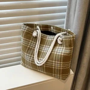 Detailansicht der karierten Wolltasche mit Textur und weißen Seilgriffen für den Alltag.