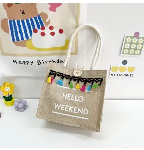 Sac cabas en lin élégant avec pompons colorés et imprimé mignon, idéal pour le shopping quotidien.