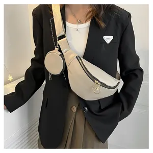 Vue détaillée du sac à bandoulière de poitrine en cuir PU tendance avec petite poche ronde beige uni.
