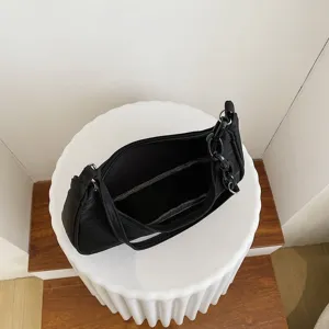 Sac à épaule noir en nylon sous les bras avec chaîne acrylique tendance, sac à main compact.