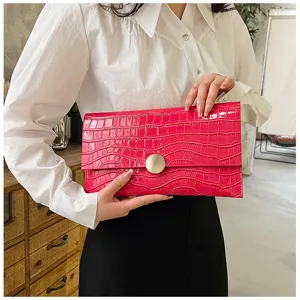 Détail de pochette enveloppe motif crocodile rose, sac de soirée élégant en cuir PU femme.