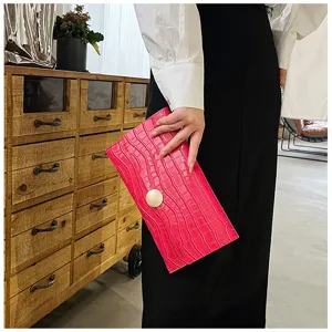 Sac pochette rose motif crocodile, élégant sac à main enveloppe rétro pour femmes mode.
