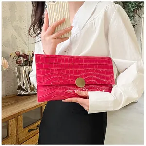 Sac pochette enveloppe rétro rose mode motif crocodile avec boucle ronde dorée pour les femmes.