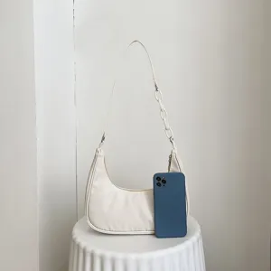 Sac a main sous les bras en nylon style coreen avec chaine acrylique, chic et decontracte.