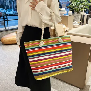 Bunter gestreifter Canvas Shopper Detailansicht, lässige große Schultertasche für den Alltag.