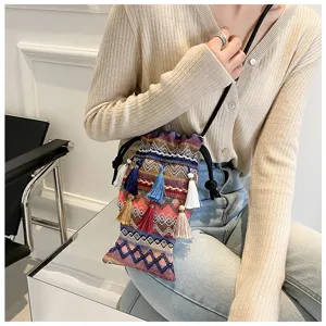 Sac à bandoulière tissé de style ethnique avec des glands colorés et un cordon pour femmes mode.