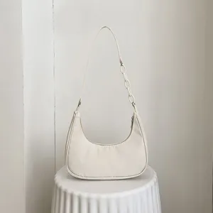 Gros plan détaillé du sac porté épaule élégant en nylon avec bandoulière chaîne acrylique.