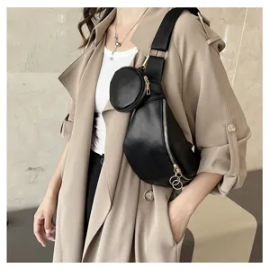 Détail de sac bandoulière en cuir PU noir, sac de poitrine décontracté et tendance avec pochette.