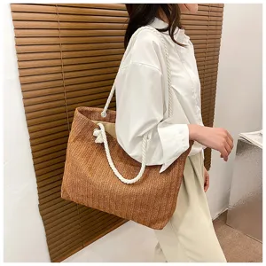 Detailansicht der großen geflochtenen Bast-Tasche mit weißen Seilgriffen im Innenbereich.