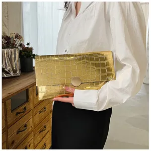 Sac pochette enveloppe dorée effet croco métallisé pour femmes, sac de soirée chic.