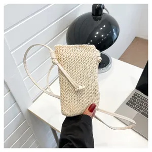 Vue rapprochée d'un mini sac bandoulière tissé élégant pour téléphone, léger et chic.