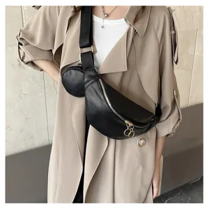 Sac bandouliere elegant en cuir PU noir pour femme avec sangle large et petite poche.