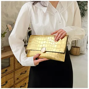 Sac pochette motif crocodile dore vue de detail, sac a main elegant en cuir PU enveloppe.