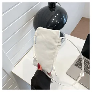 Sac bandoulière minimaliste blanc pour téléphone en toile, sac décontracté avec sangle fine.