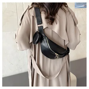 Sac bandoulière poitrine en cuir PU noir avec petite pochette et fermeture éclair anneau métal.